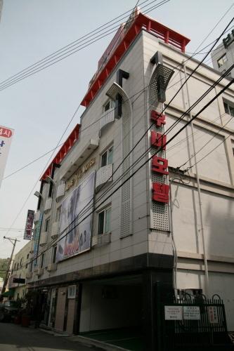 Movie Motel Чинджу Экстерьер фото